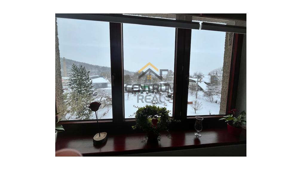 Exkluzívny predaj – priestranný 3-izbový zariadený byt v tichej lokalite Kežmarku (Pod traťou)