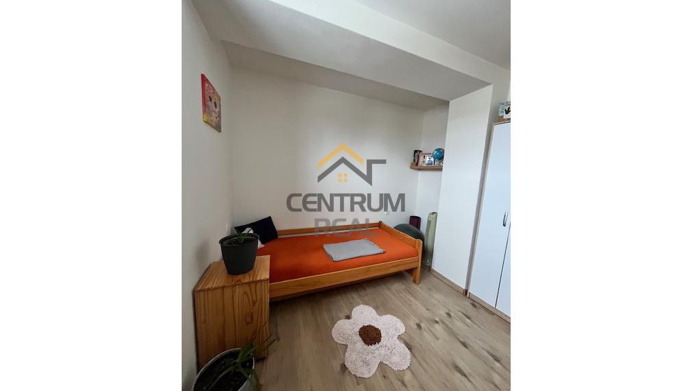 Exkluzívny predaj – priestranný 3-izbový zariadený byt v tichej lokalite Kežmarku (Pod traťou)