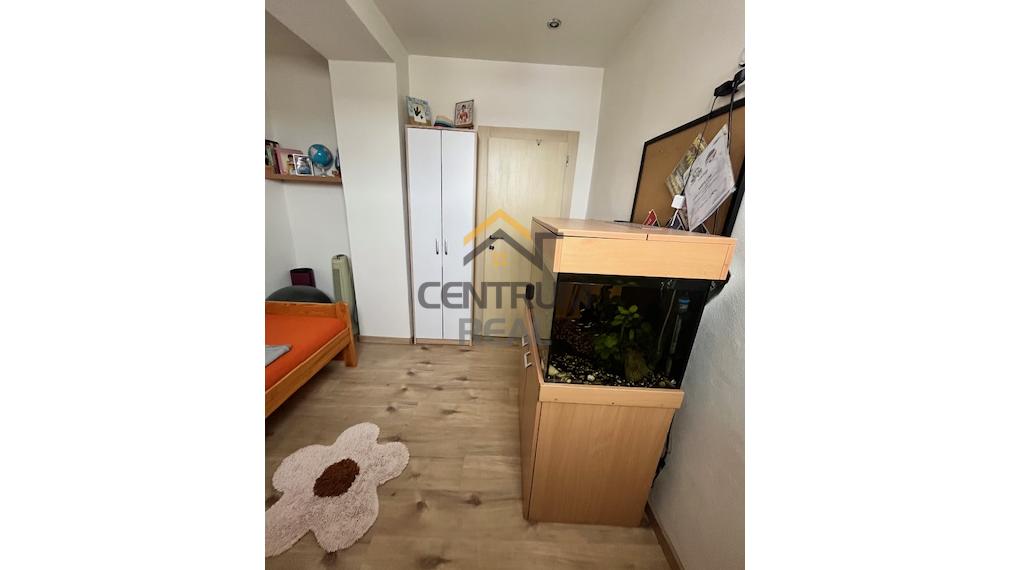 Exkluzívny predaj – priestranný 3-izbový zariadený byt v tichej lokalite Kežmarku (Pod traťou)