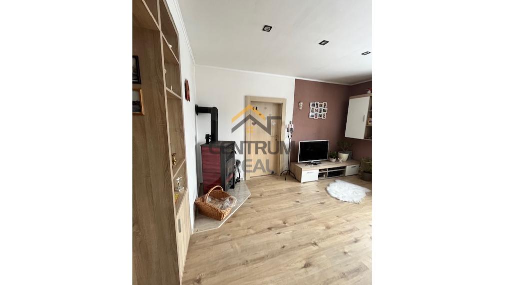 Exkluzívny predaj – priestranný 3-izbový zariadený byt v tichej lokalite Kežmarku (Pod traťou)