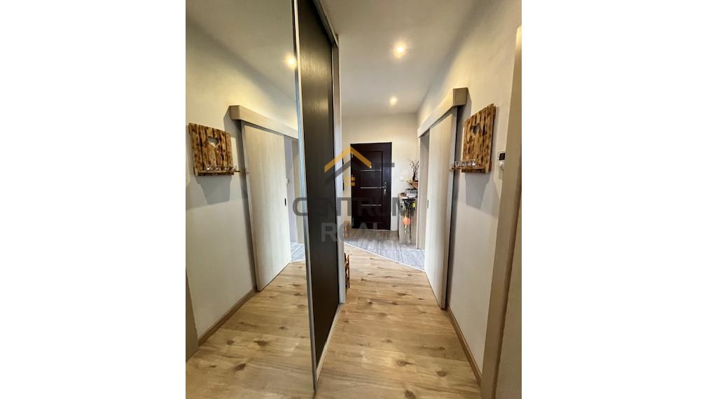 Exkluzívny predaj – priestranný 3-izbový zariadený byt v tichej lokalite Kežmarku (Pod traťou)