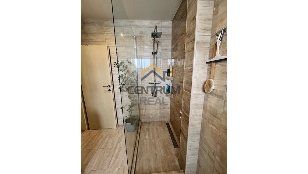 Exkluzívny predaj – priestranný 3-izbový zariadený byt v tichej lokalite Kežmarku (Pod traťou)