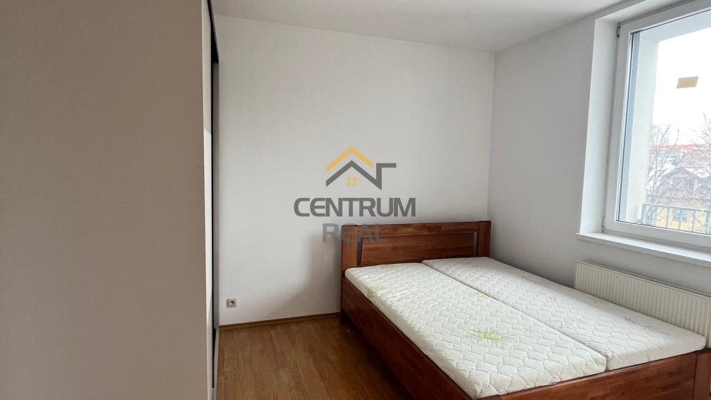 PRENÁJOM - Priestranný 1 izbový zariadený byt s balkónom v centre mesta Poprad /ul. Mnoheľova/