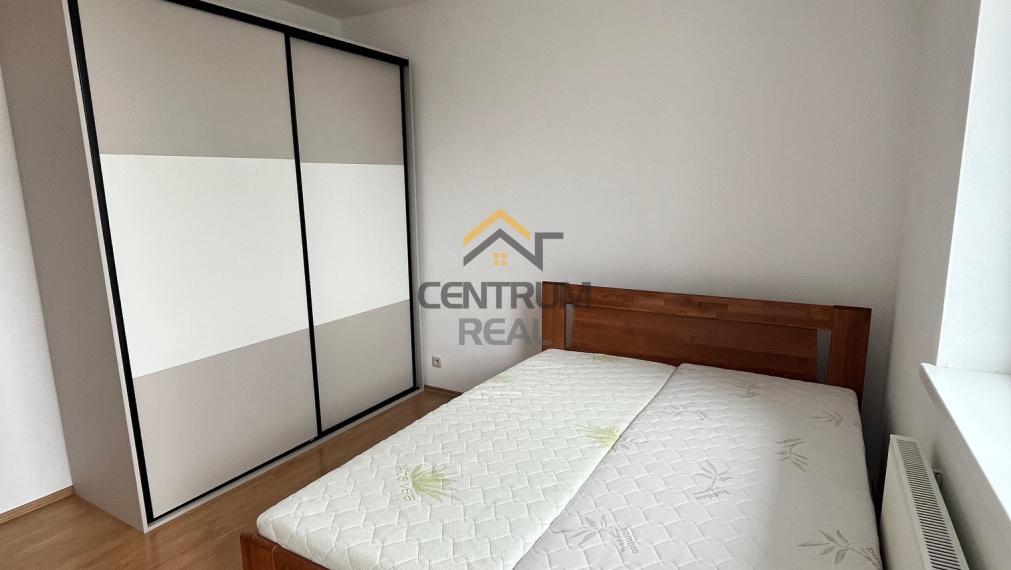 PRENÁJOM - Priestranný 1 izbový zariadený byt s balkónom v centre mesta Poprad /ul. Mnoheľova/