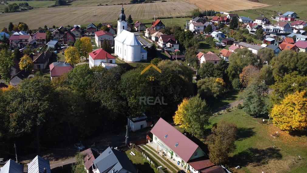 Rodinný dvojdom s dvomi garážami, letným domčekom a altánkom