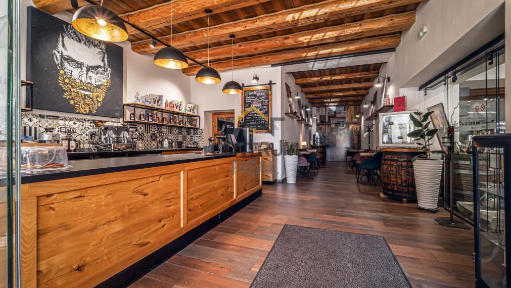 Na predaj:  Unikátny goticko-renesančný dom v centre Levoče!   FOR SALE: scroll down for english text