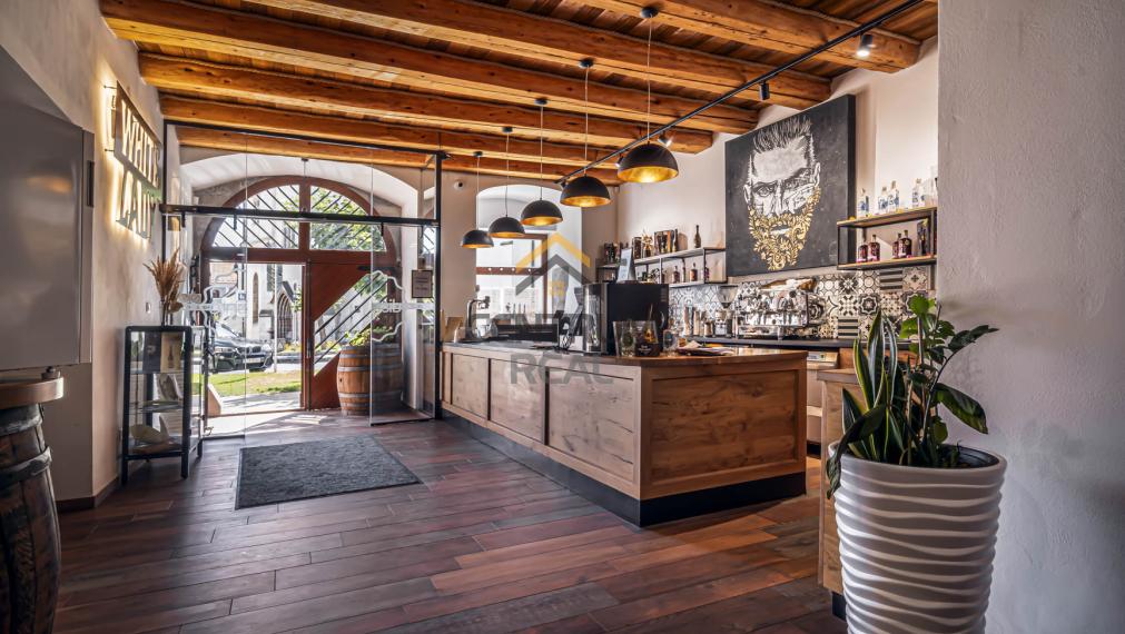 Na predaj:  Unikátny goticko-renesančný dom v centre Levoče!   FOR SALE: scroll down for english text