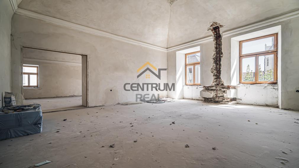 Na predaj:  Unikátny goticko-renesančný dom v centre Levoče!   FOR SALE: scroll down for english text