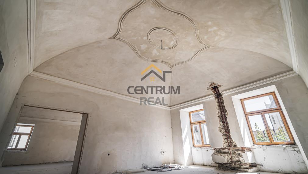 Na predaj:  Unikátny goticko-renesančný dom v centre Levoče!   FOR SALE: scroll down for english text