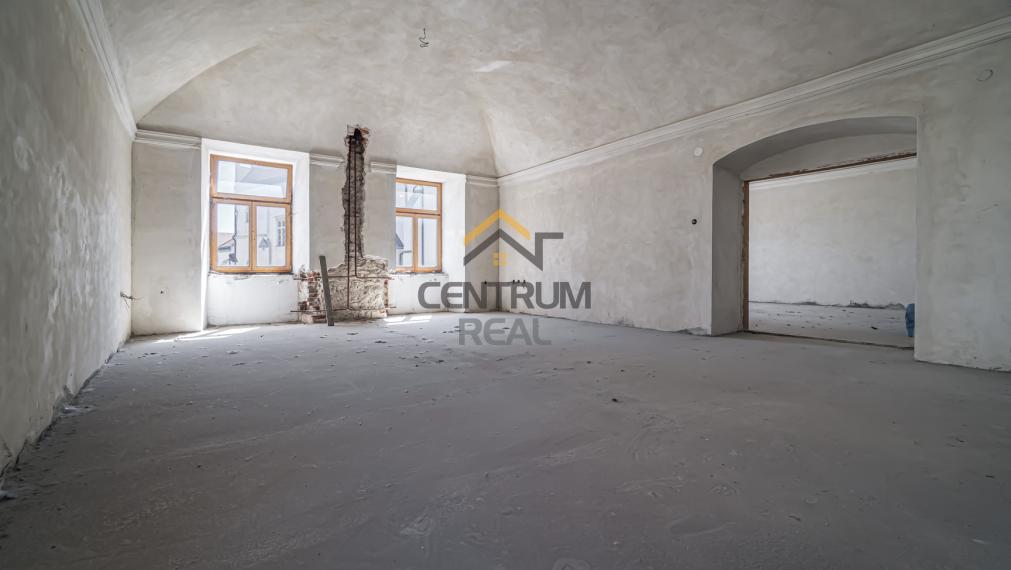 Na predaj:  Unikátny goticko-renesančný dom v centre Levoče!   FOR SALE: scroll down for english text