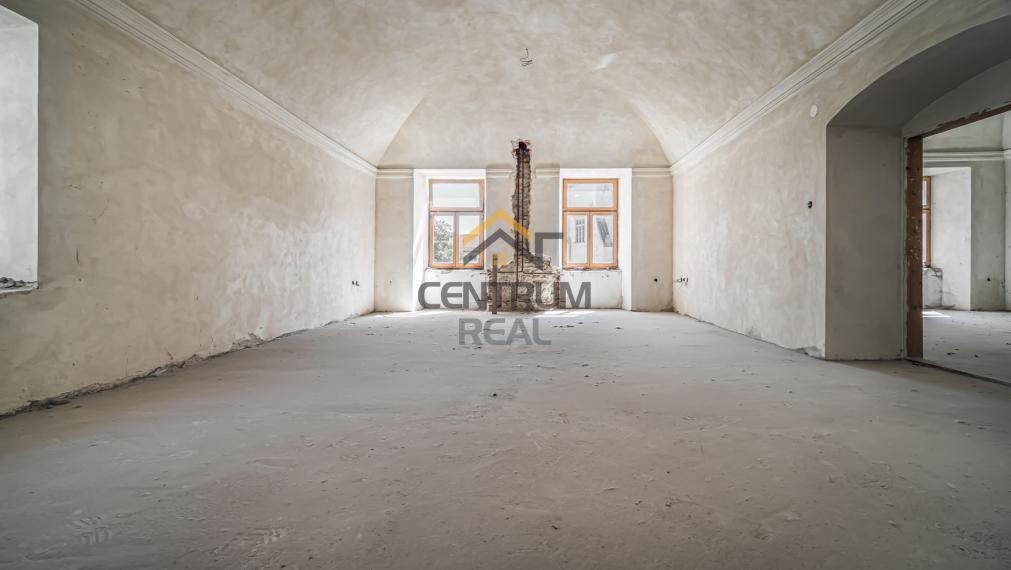 Na predaj:  Unikátny goticko-renesančný dom v centre Levoče!   FOR SALE: scroll down for english text