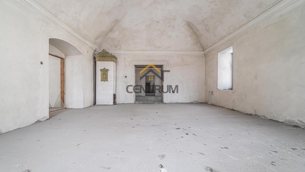 Na predaj:  Unikátny goticko-renesančný dom v centre Levoče!   FOR SALE: scroll down for english text