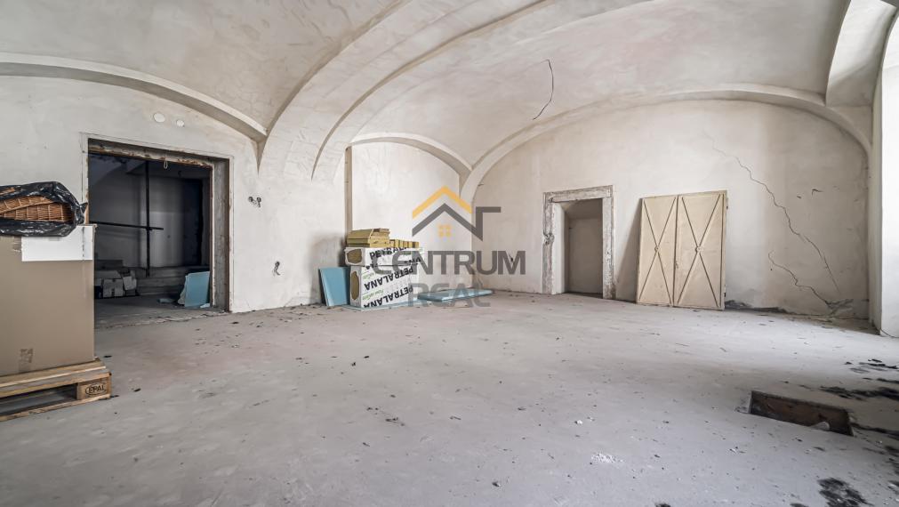 Na predaj:  Unikátny goticko-renesančný dom v centre Levoče!   FOR SALE: scroll down for english text