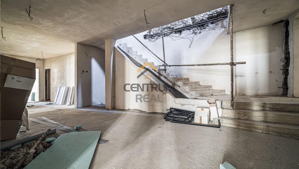 Na predaj:  Unikátny goticko-renesančný dom v centre Levoče!   FOR SALE: scroll down for english text