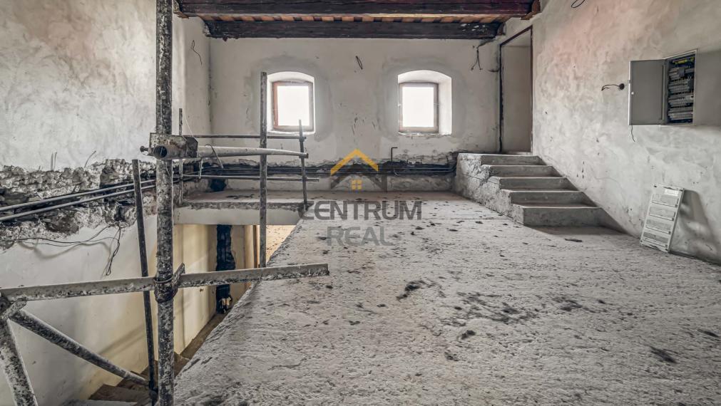 Na predaj:  Unikátny goticko-renesančný dom v centre Levoče!   FOR SALE: scroll down for english text