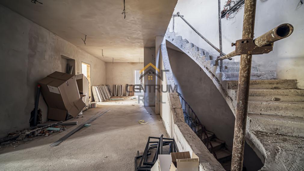 Na predaj:  Unikátny goticko-renesančný dom v centre Levoče!   FOR SALE: scroll down for english text