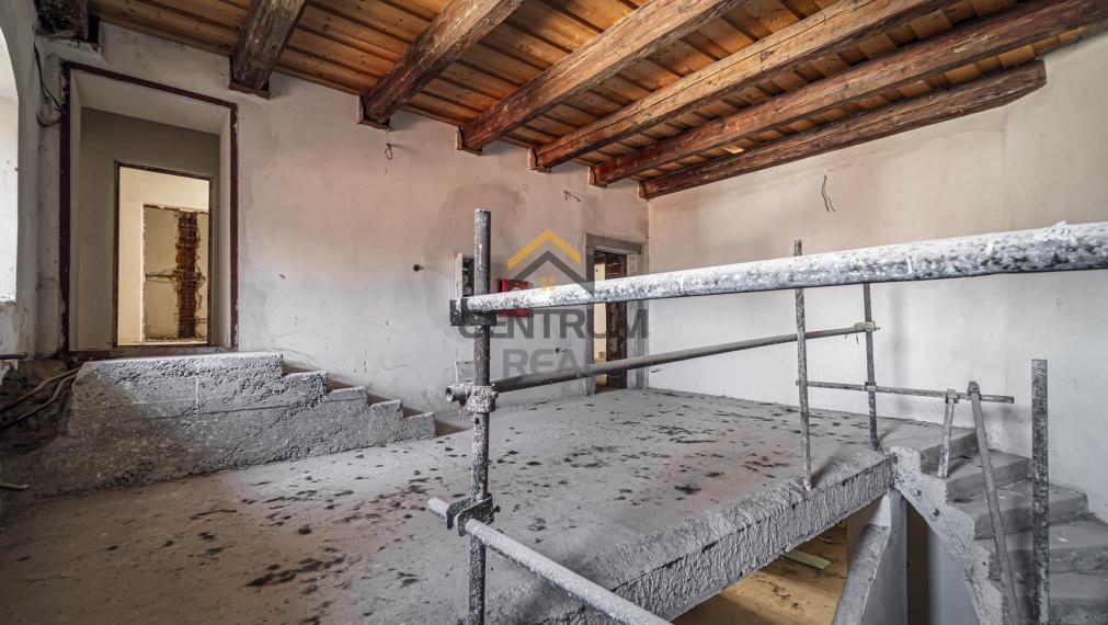 Na predaj:  Unikátny goticko-renesančný dom v centre Levoče!   FOR SALE: scroll down for english text