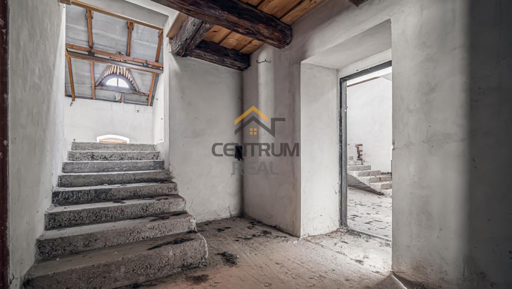 Na predaj:  Unikátny goticko-renesančný dom v centre Levoče!   FOR SALE: scroll down for english text