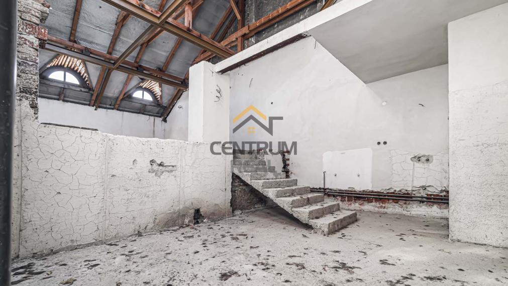 Na predaj:  Unikátny goticko-renesančný dom v centre Levoče!   FOR SALE: scroll down for english text