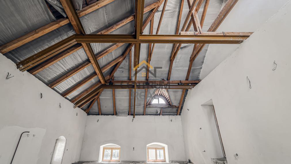 Na predaj:  Unikátny goticko-renesančný dom v centre Levoče!   FOR SALE: scroll down for english text