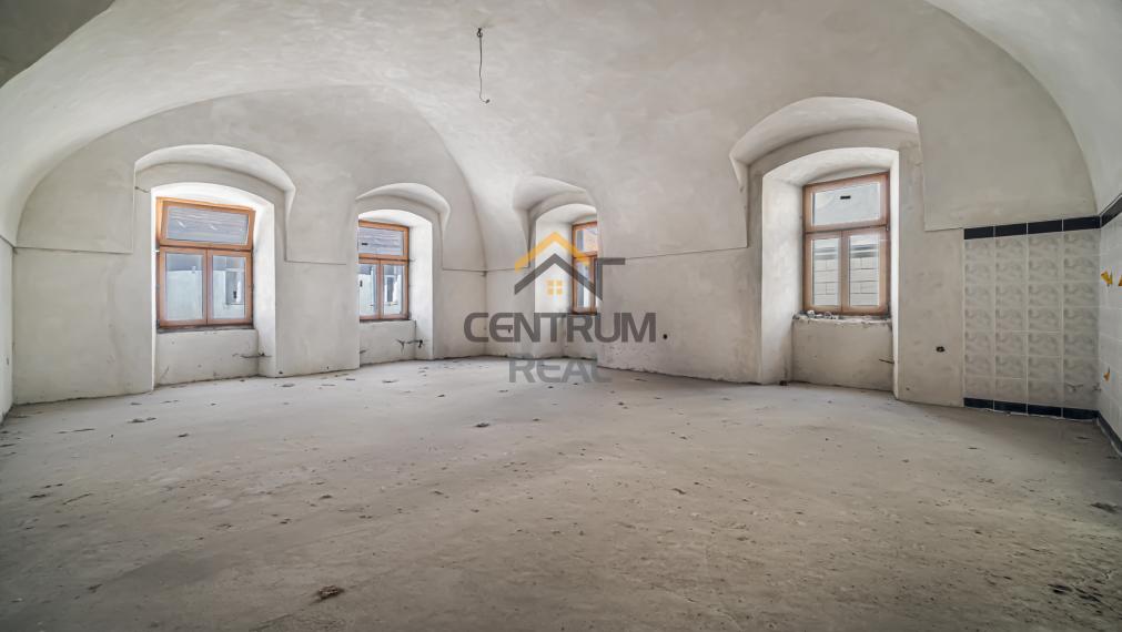 Na predaj:  Unikátny goticko-renesančný dom v centre Levoče!   FOR SALE: scroll down for english text