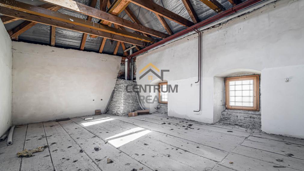 Na predaj:  Unikátny goticko-renesančný dom v centre Levoče!   FOR SALE: scroll down for english text