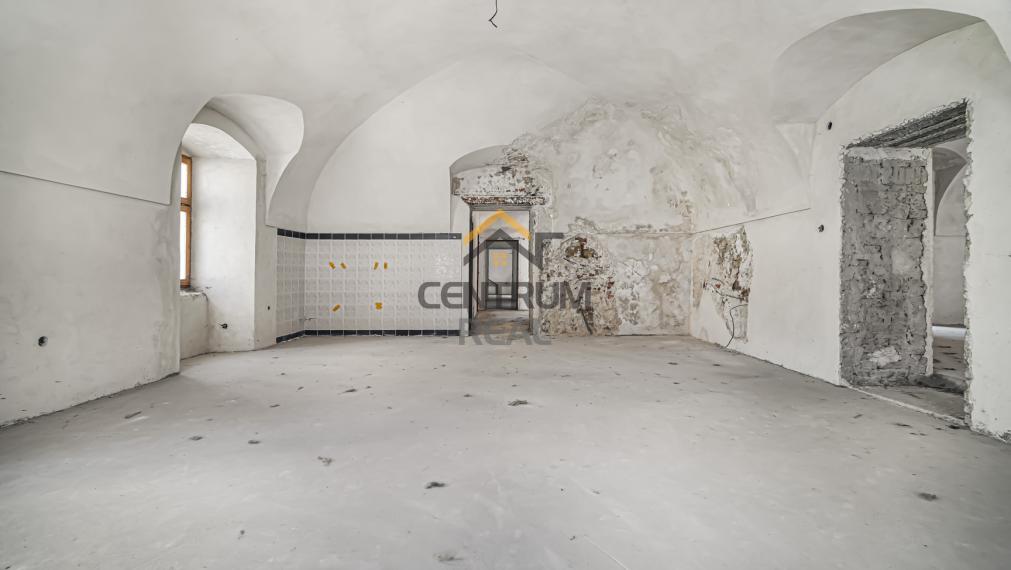 Na predaj:  Unikátny goticko-renesančný dom v centre Levoče!   FOR SALE: scroll down for english text