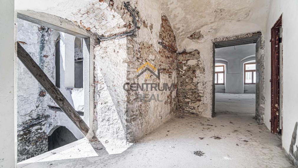 Na predaj:  Unikátny goticko-renesančný dom v centre Levoče!   FOR SALE: scroll down for english text