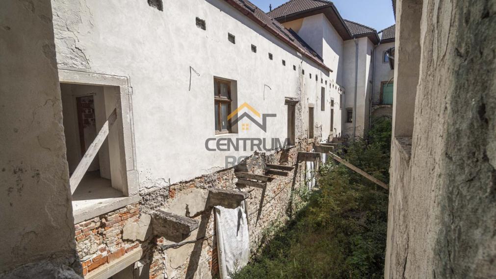 Na predaj:  Unikátny goticko-renesančný dom v centre Levoče!   FOR SALE: scroll down for english text