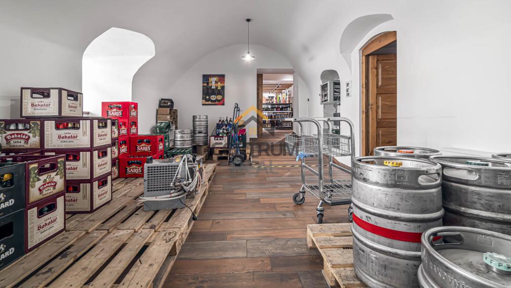 Na predaj:  Unikátny goticko-renesančný dom v centre Levoče!   FOR SALE: scroll down for english text