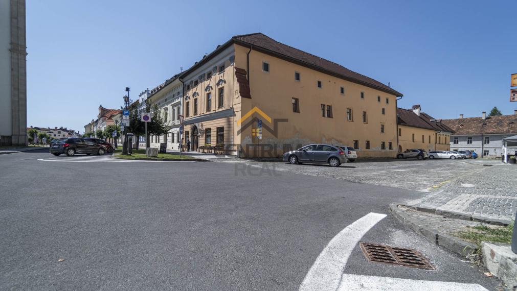 Na predaj:  Unikátny goticko-renesančný dom v centre Levoče!   FOR SALE: scroll down for english text