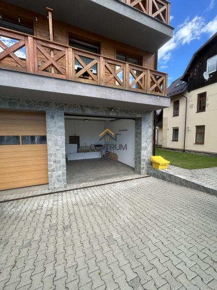 Priestranná garáž (27 m²) v Tatranskej Lomnici