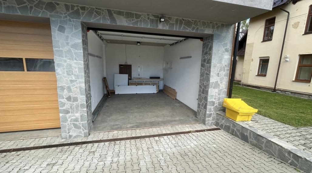 Priestranná garáž (27 m²) v Tatranskej Lomnici