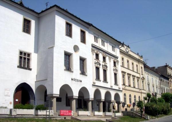 NA PREDAJ byt 3+1 - 128 m2, nám.Majstra Pavla 41,Levoča /Heinov dom/