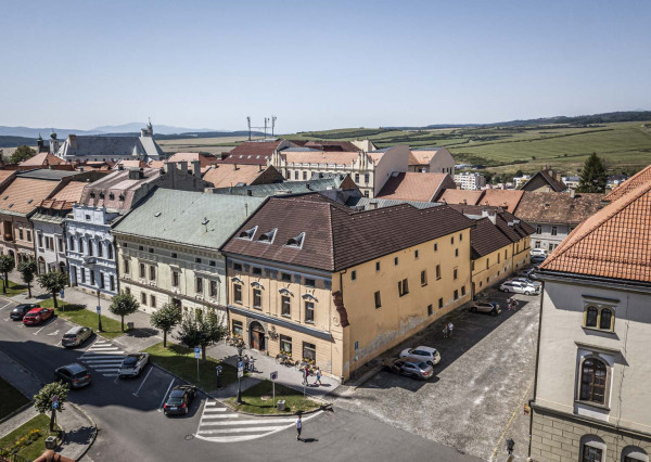 Na predaj: Unikátny goticko-renesančný dom v centre Levoče! FOR SALE: scroll down for english text