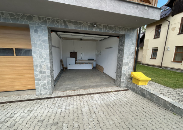 Priestranná garáž (27 m²) v Tatranskej Lomnici